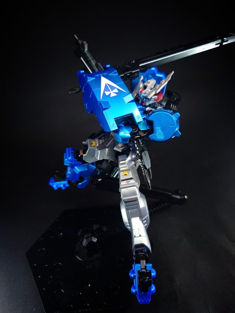 シールドアームサブアーム付きのシールド。サブアームは武装を保持することができる。