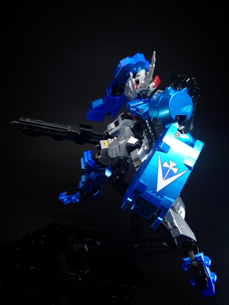 バスタード・チョッパー新たに追加された剣状の武装。ダインスレイヴを模した弾頭が内蔵されている。デモリッション・ナイフと合体させることで火薬炸裂式のパイルバンカーとして機能する。この合体機構により、デモリッション・ナイフの強度問題が解消している。