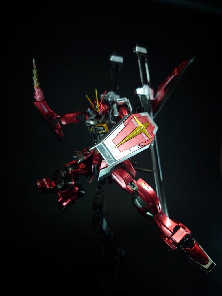 RQM60 フラッシュエッジビームブーメラン背部に2基装備されているビームブーメラン。簡易ドラグーン式であることを活かしてか、一度実体ブーメラン状態で投擲し途中で2つに分離するというトリッキーな戦法を見せている(機能に変更はないため元々可能ではあったようだが、SpecⅡになって初めて使用した)。ブーメランの軌道を途中で変更できるため有効な戦法だが、ブーメランのマウントラック基部を投棄してしまうため回収が不可能になる。