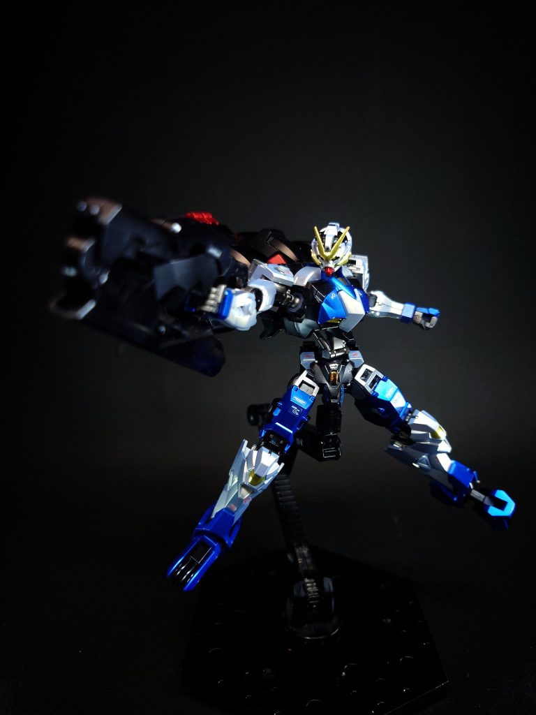 武装・必殺攻撃  ベイオネット・ライフル100mm口径の単身ライフル。取り回しがよく命中精度も高い。設計データは厄祭戦時代の物を現在も使用している。ギガンティックアームでの把持・使用も可能。