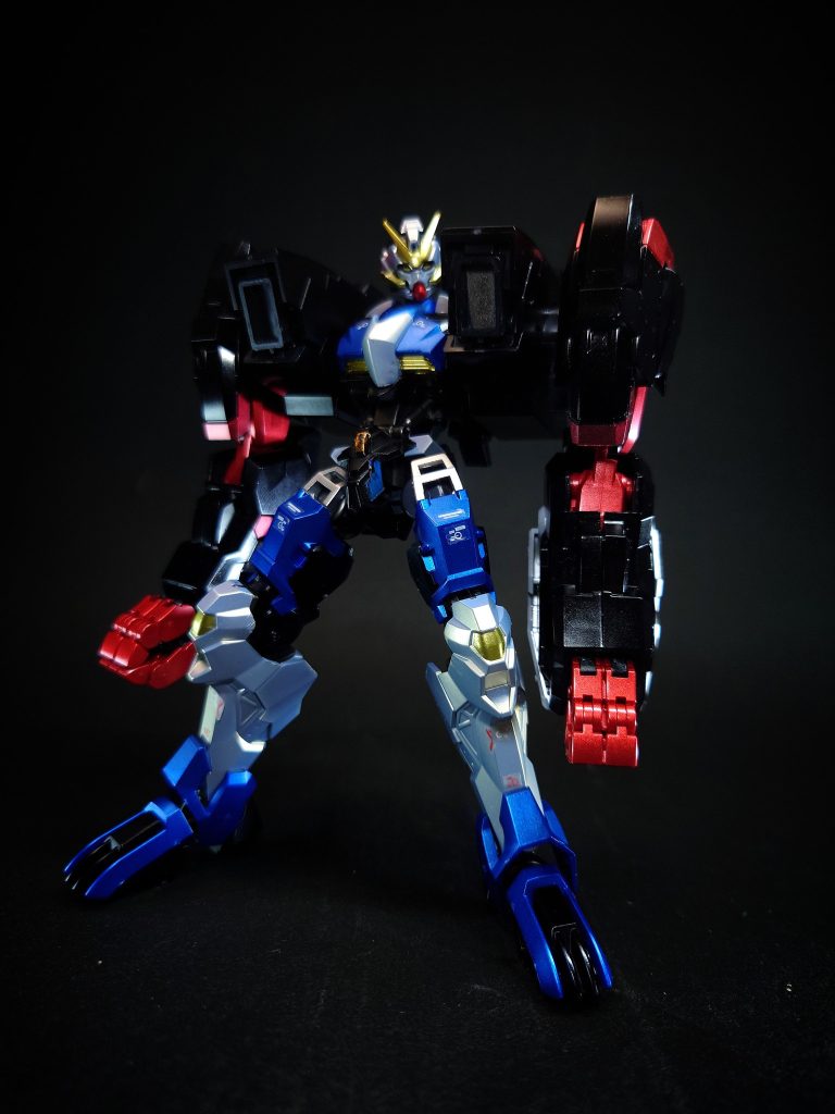 特殊機能   換装ネイキッドを素体として、各種オプション兵装を装備可能。ハーフカウルT背面上部に大型バックパック「ハーフカウルT[1]」を装備した状態。ブースター形態である「Tブースター」はモビルスーツによる広域単独飛行を可能とし、戦闘時には高機動を生かした一撃離脱のスタイルで攻撃対象を翻弄する。大型バックパックには大規模な変形機構が備わっており、展開時には両肩部から両腕部を覆う攻防一体型の「ギガンティックアーム」としての役割を担う。単機による拠点防衛・攻略を可能にするダンタリオンの設計思想を体現する一形態である。