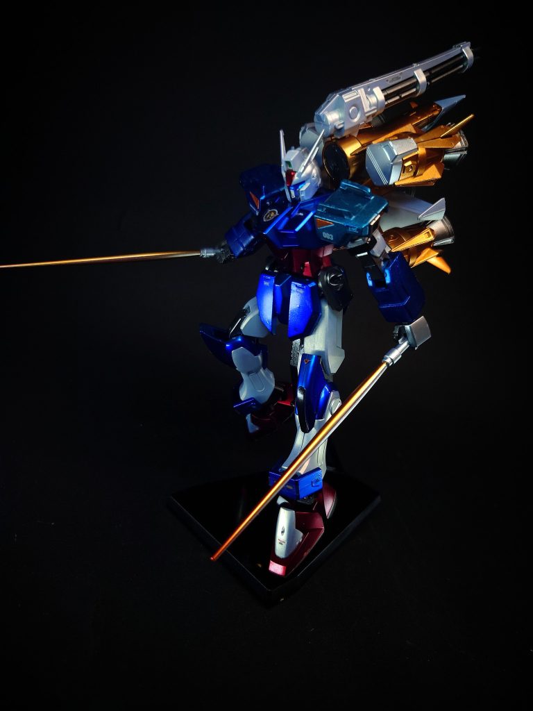 分離ストライカーパックを分離可能。作中では分離したパックを操作し、ガンバレルのケーブルで敵機を絡めとって大気圏へ落下させたり、鹵獲したりといった使い方を披露している。