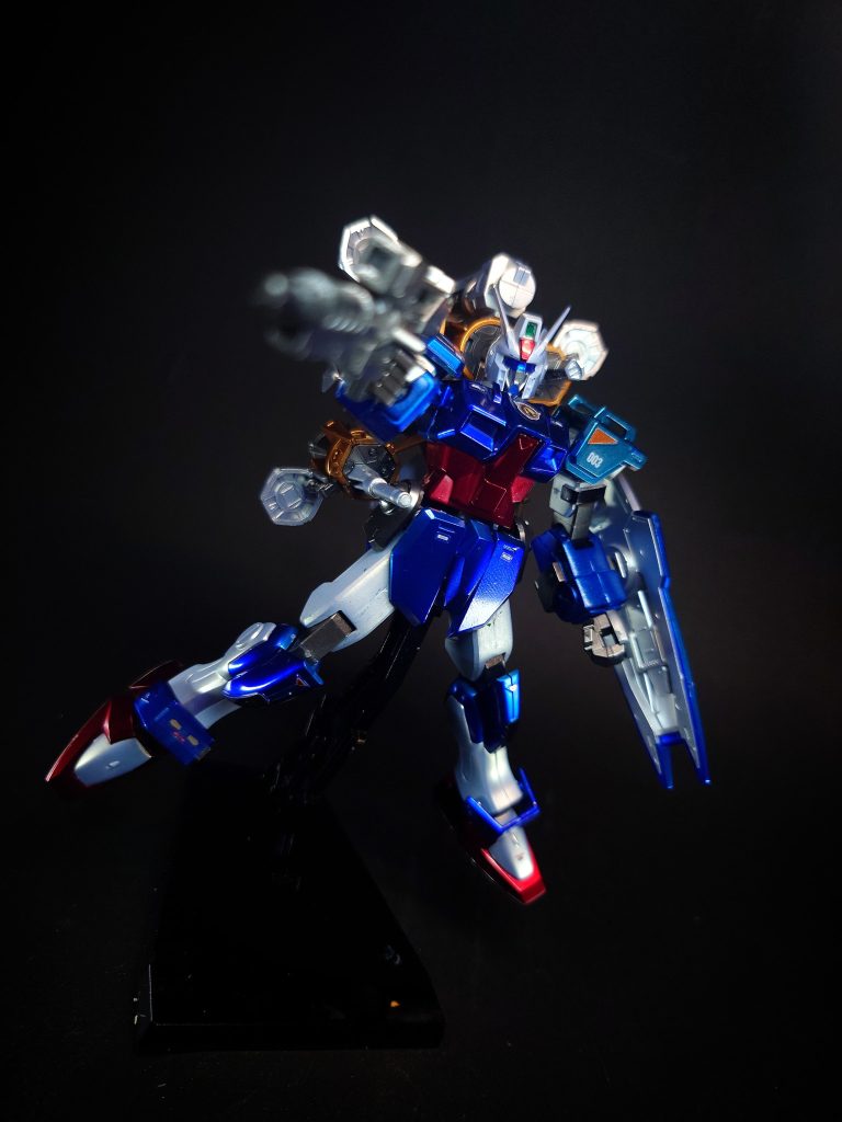 有線式ガンバレルガンバレルストライカーに4基装備されている遠隔誘導兵器。空間認識能力の高い者のみが操作でき、機体から分離する事でオールレンジ攻撃を可能とする。光ケーブルを介してコントロールする為、断線されたガンバレルは操作が出来なくなってしまう。「GAU-758S レールガン」1門の他に「M70AMSAT ミサイル」を2発搭載しており、メビウス・ゼロのガンバレルと比較して1基あたりの火力が強化されている。どちらも実弾兵器なのでフェイズシフト装甲を採用した機体には不利だが、C.E.73年時にはビーム砲搭載型も登場しているのでそちらならば対応可能。