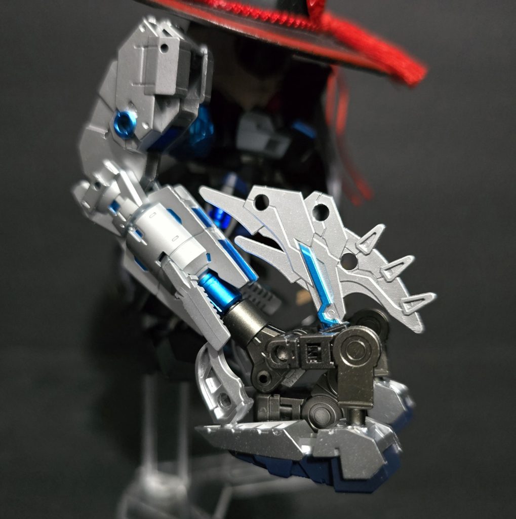 単身でマゴ特別市に乗り込む主人公の心強い相棒となるのが、右腕に装着したチェーンフック。チェーンフックは攻撃と移動の両面で活躍します