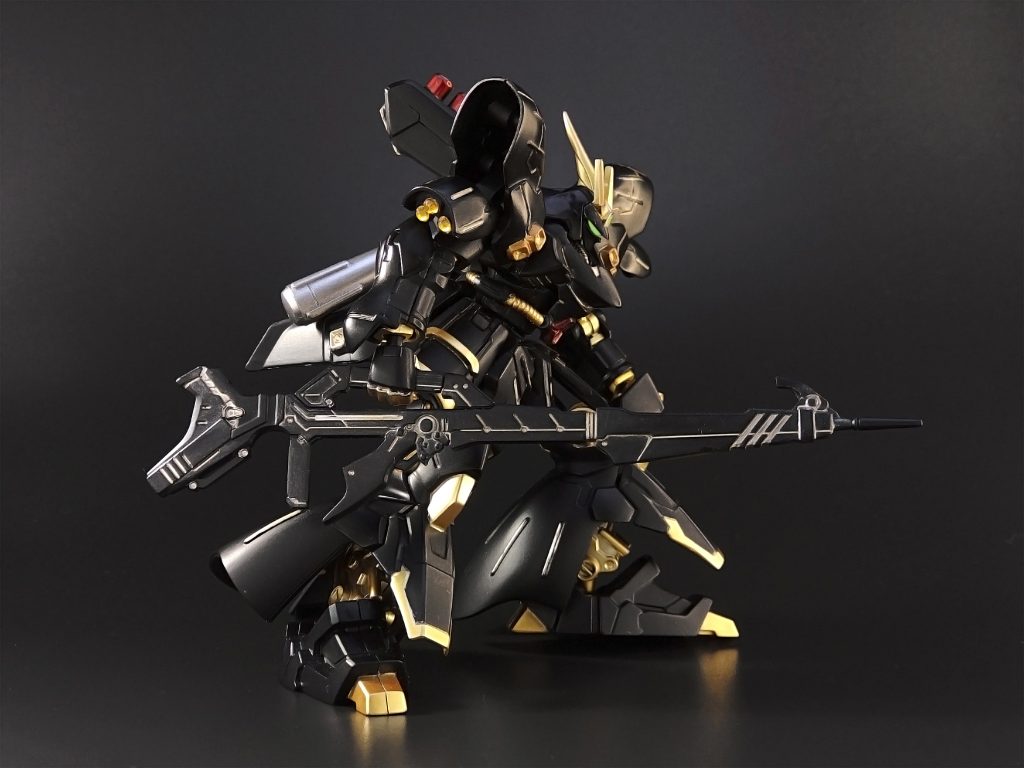 差し色の金も、黒とのコントラストが効いていて良い感じではないでしょうか。