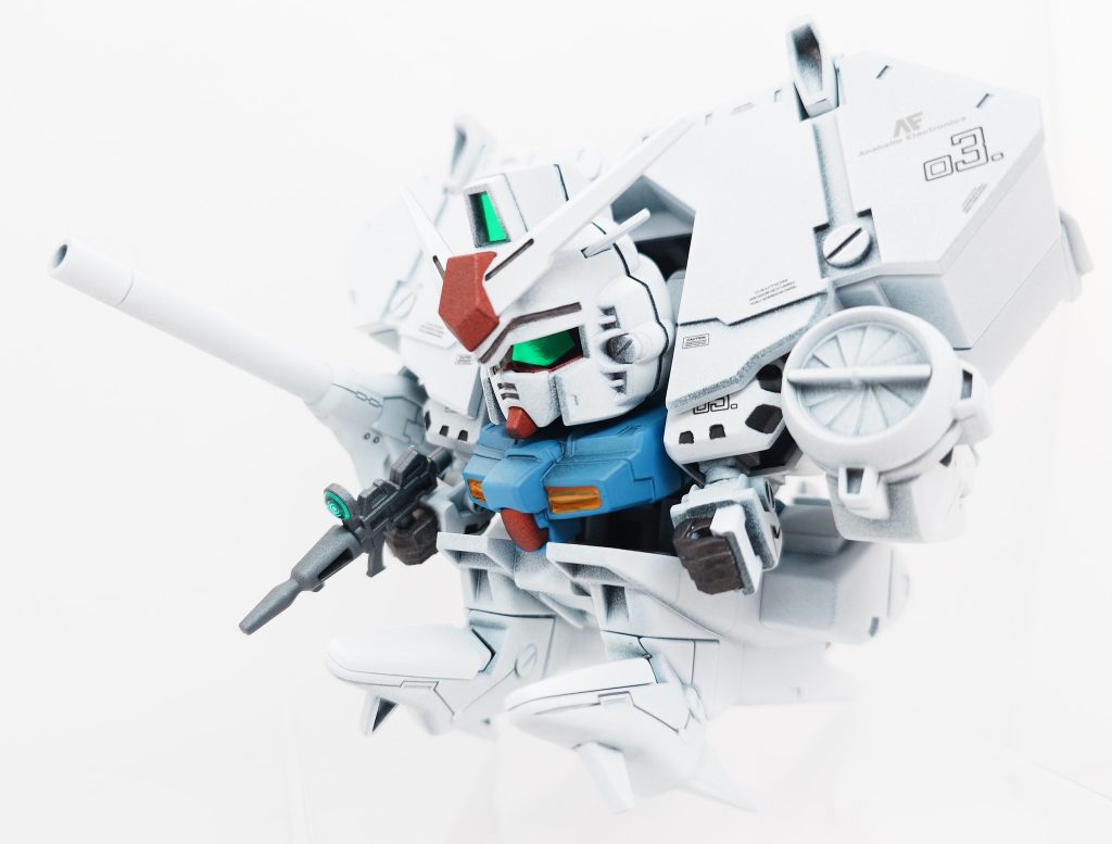 合わせ目処理をした後に黒立ち上げでの全塗装仕上げです。センサー部は付属のシールを光沢トップコートをしてより光沢を際立たせています。ビームライフルのスコープは3Dメタリックシールを貼ってみました。可愛いながらデンドロビウムの名に恥じない、噛み応えと満足感の高い一体でした(gundam-kao5)