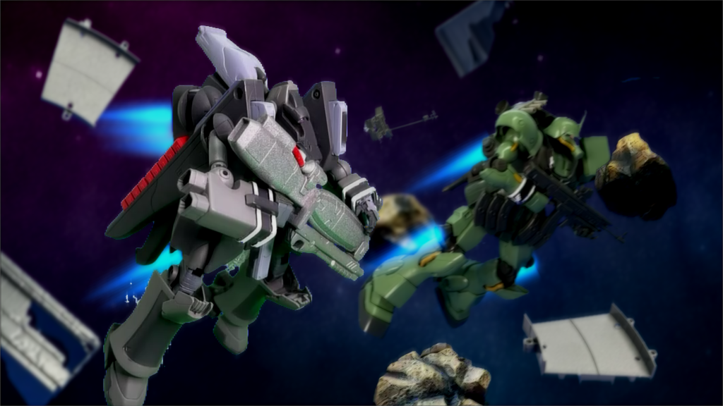 【放浪のスタヴロス 第一話】星々が無限に広がる静寂の宇宙の中、《スタヴロス》から発進した二機のモビルスーツは、漂うデブリの間を縫うように進んでいた。20分前、狙撃で機関部を撃ち抜かれた母艦《スタヴロス》は動けなくなり、それを為した敵は依然として潜んだままだ。キリアン・ソール少尉は、緊張の面持ちで愛機の操縦グリップを握り直した。「少尉、何か居たか」低く落ち着いた声が、インカムから鳴る。先行する《ギラ・ズール》のソルヴィン・マレー大尉だ。「……デブリの影が濃い。何も見えませんよ」キリアンは短く答える。27歳という若さにもかかわらず、二度に渡るネオ・ジオン抗争、そしてラプラス争乱を経た彼の声は、戦場に似つかわしくないほどに、落ち着き払っていた。「やはり見当たらんか……このまま進むぞ」ソルヴィンが命じる。ここからでは母艦を狙撃した者の姿は見えない。二人は機体を推進させ、岩塊と崩れた廃墟の漂う暗黒の最奥へと突入した。◇初弾以来、敵方からのアプローチはない。優秀なスナイパーは待つことに長けるというが、長期戦になることを狙っているのだろうか。じっくりとその時を待ち、こちらの集中が途切れた一瞬を撃ち抜いてくるつもりなら厄介だ。どうにか先手を打つ必要がある。「大尉、遮蔽になりそうなデブリに片っ端から撃ち込んでみます」「やれるか?」「バックアップは任せます」