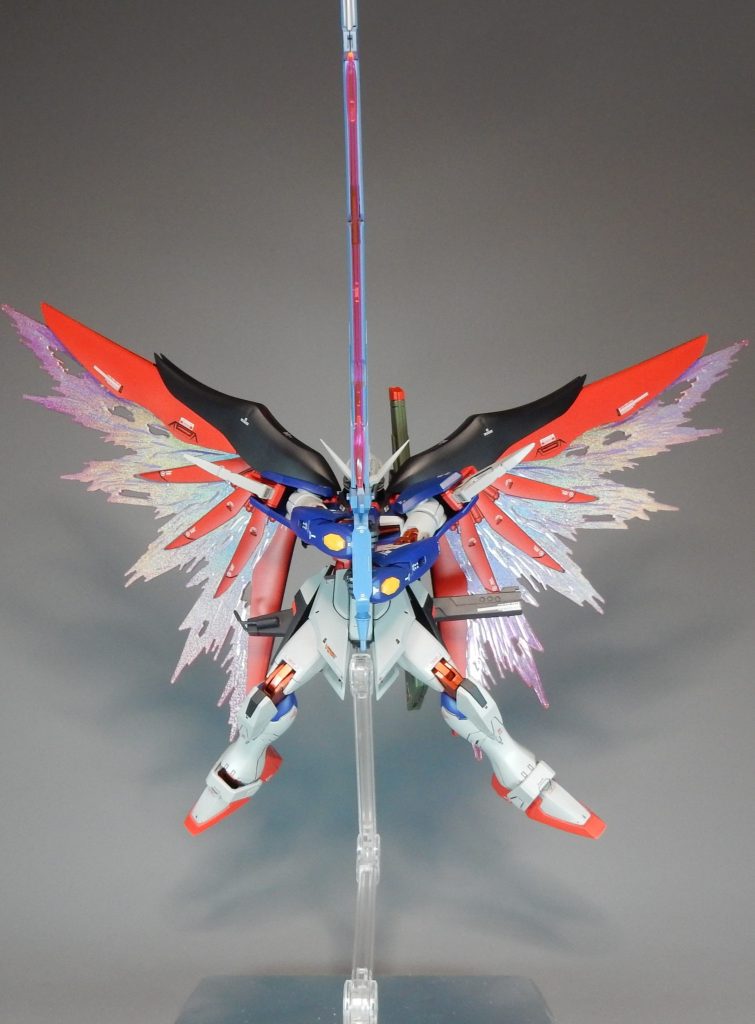 光の翼ヴォワチュールリュミエール高機動時に展開されるミラージュコロイドのエフェクトはガンダムマーカーのトランザムホロレッドと光の翼ホロブルーでグラデーション塗装してあります。 