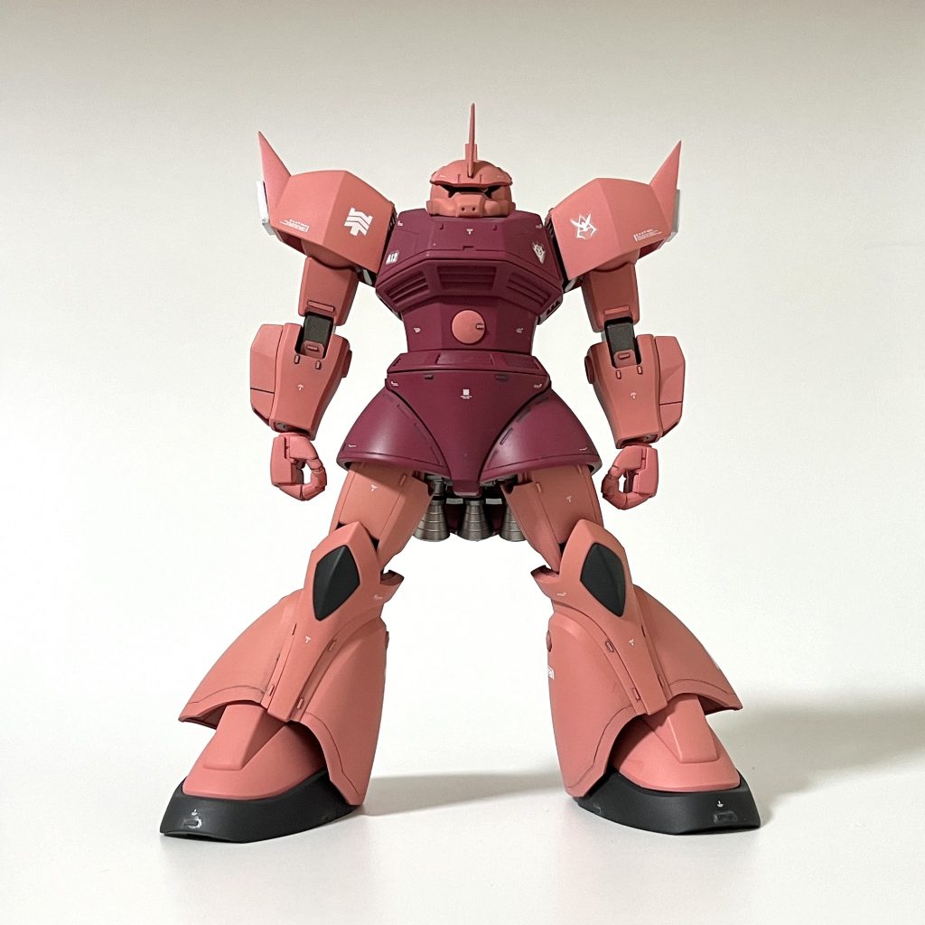 塗装後。前面から。X状に広がるドシン!としたマッシブプロポーションに改修できたかと思います。