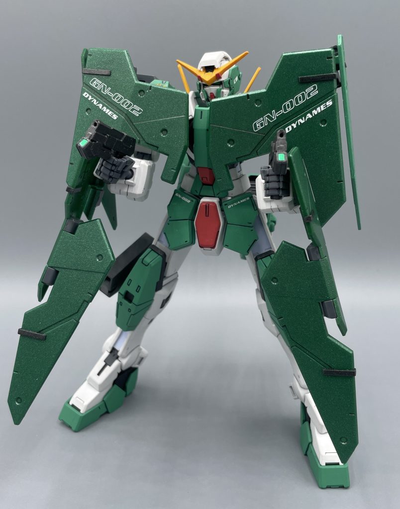 シールドの隙間からGNビームピストルで射撃！　GNシールドは、HGよりも厚みを持たせた造形になっており、堅牢そうに見えます。しかし、シールドに関してはMGの方が更に厚みが凄いです。　無印1/100の発売が2007年・MGの発売が2019年であり、１０年以上の開きがあるので致し方ありませんが、ここはMGの勝利ですね。　また、GNシールドそのものはPS素材ですが、シールドを繋ぐジョイントパーツはABSです。合わせ目消しや塗装など、テンションのかかることをすると、ボロボロっと割れてしまう可能性ありです。　HGはライフル等もABSだったので、それに比較すると目立つ部分のABSは減っており、1/100としての意地を見せた部分だと思います。　素材の弱点もありますが、1/100も発売当時のことを思えば十分に出来の良いキットだと思います。 咎は受けるさ…！ お前を倒した後でなァ！！