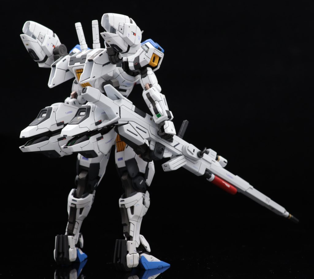 スレッタがエアリアルではなくキャリバーンに乗っていたら、を想像して製作しました。色はエアリアルをイメージして白×青に。バリアブルロッドライフルは取り回しの良いように、クアドラスラスターを腰部に移動しています。スコープや冷却タンクなどを追加し、兵器感を上げてみました。また腹部を延長工作しています。左手握り拳も追加。