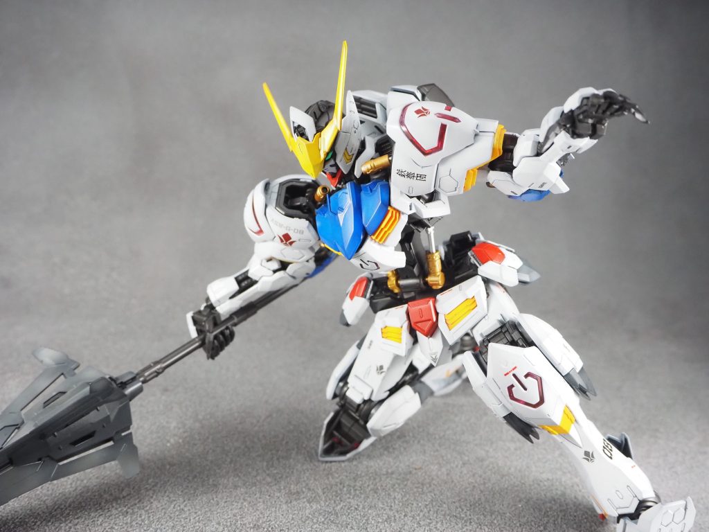 特に優れているのが手首の可動で、写真の様に傾ける事でボックスアート通りのポージングも楽々です。