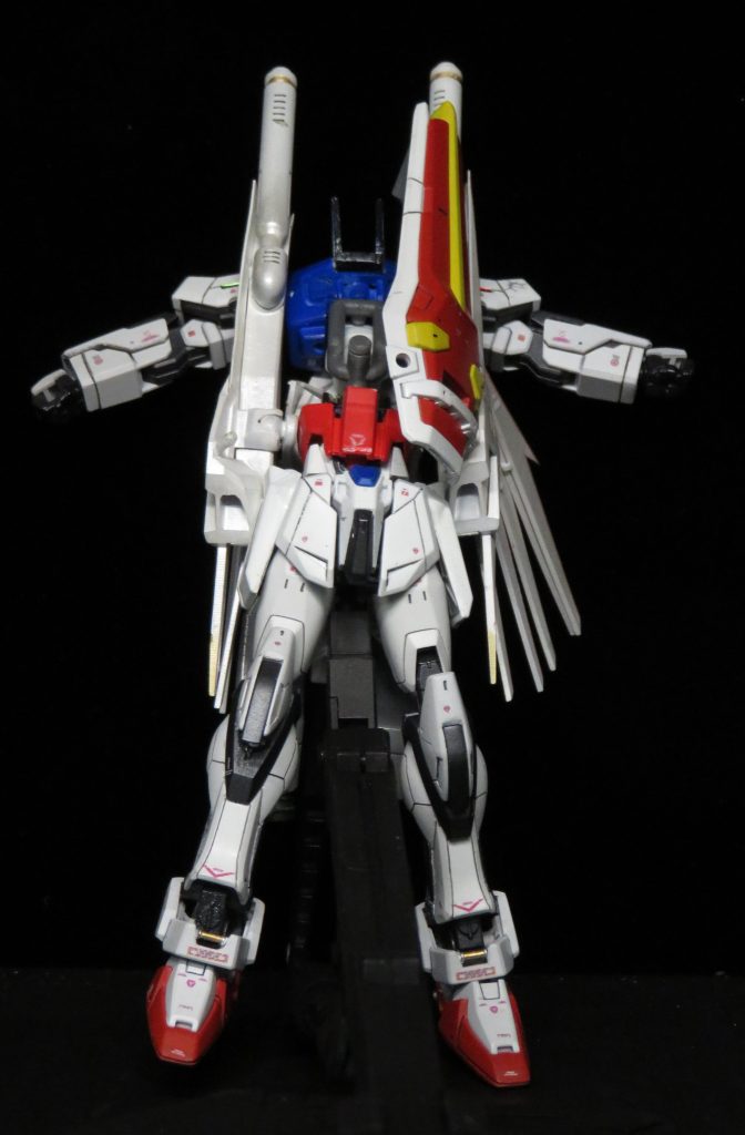 変形プロセス その2上半身は青色の部分と赤色の部分で折れ曲がるようになっており 前面の濃いグレーの構造部が90度前に開くようになっています。膝の部分は 付け根の部分に軸を設け、高機動形態の時、開いて サブ スラスターが出てくるようになっています。