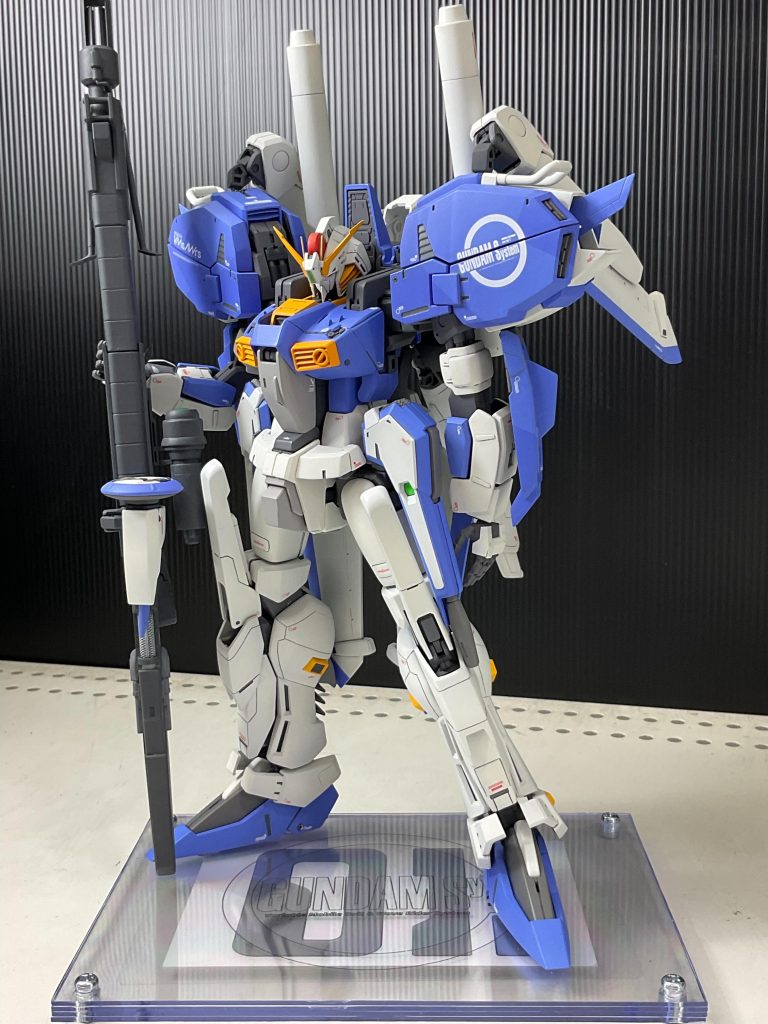 全体像頭部、肩以外の改造は背面部ビームカノンの大型化胸部:前側に向けて左右1mm程度幅詰め、1.5風のディテールを追加&VHFアンテナの追加胴体:4mm短縮し腹部のホワイト外装部分をパテでR化腕部:上腕で2mm延長、前腕の青い六角形ユニットで切断しスライドを仕込む腰部:腰部ビームカノンのフレームを3mm短縮し脚側にシフト背面部ウィング:1.2倍程度に大型化脚部:太もも2mm延長、膝のビームサーベル収納部の外装を10mm延長、外装にリファインイラストにあるスジボリを追加、つま先を3mm延長スマートガン:連射型バレルに改造