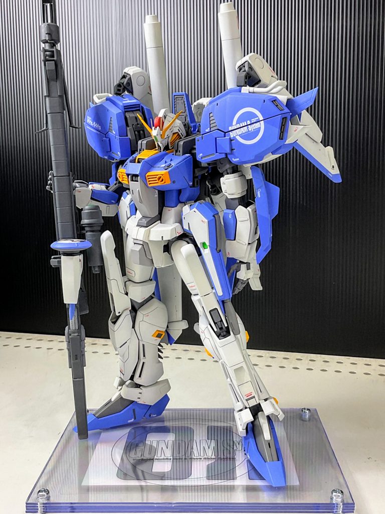 全体像頭部、肩以外の改造は背面部ビームカノンの大型化胸部：前側に向けて左右１ｍｍ程度幅詰め、1.5風のディテールを追加＆VHFアンテナの追加胴体：4mm短縮し腹部のホワイト外装部分をパテでR化腕部：上腕で2mm延長、前腕の青い六角形ユニットで切断しスライドを仕込む腰部：腰部ビームカノンのフレームを3mm短縮し脚側にシフト背面部ウィング：1.2倍程度に大型化脚部：太もも2mm延長、膝のビームサーベル収納部の外装を10mm延長、外装にリファインイラストにあるスジボリを追加、つま先を3mm延長スマートガン：連射型バレルに改造