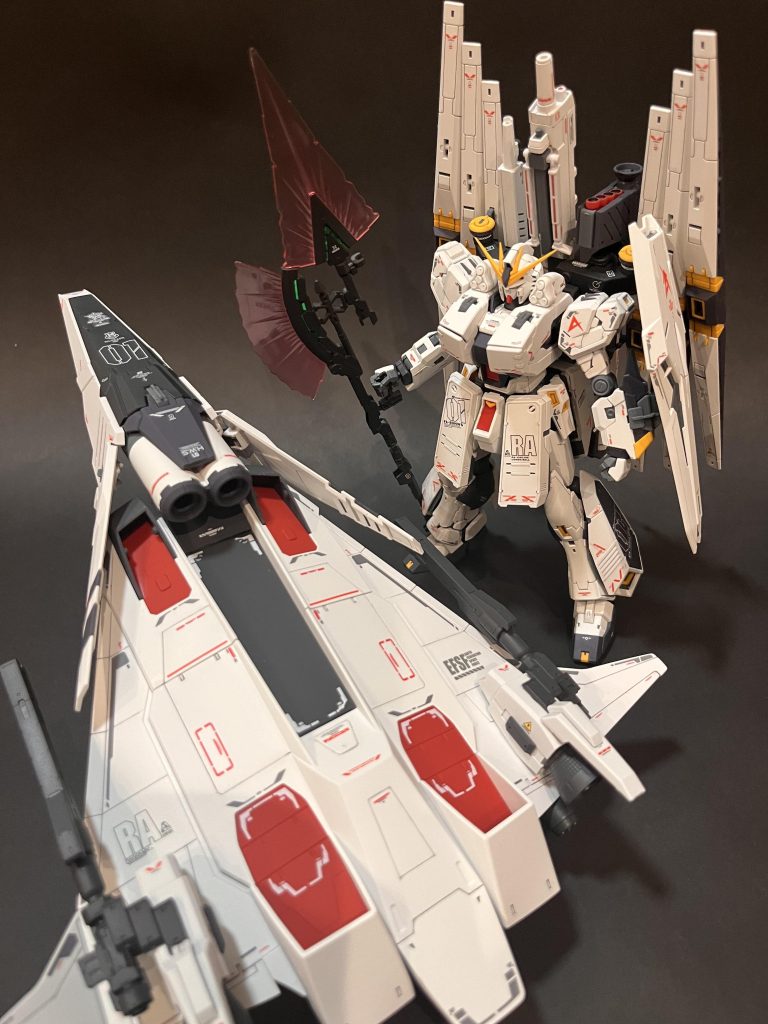 ファンネルの取り付け巾を広げて背面に武装を全て背負えるようにし、フルアーマー感が出る様にイメージしました。プレーンな雰囲気に変えたくてホワイト部分は単色で塗装しました。