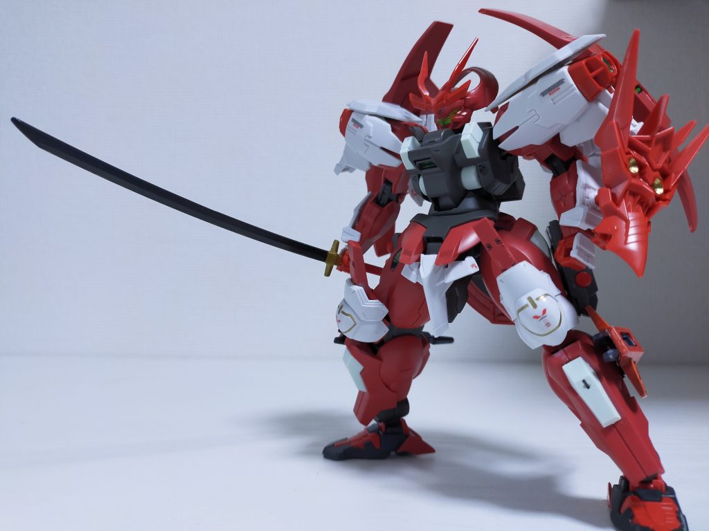 今回は特に設定集はありません！……というか、だんだん恥ずかしくなってきたので……今回の好きポイントは肩です。圧倒的肩です。次に膝ですかね。好きです。あとはムチムチの太ももが武者っぽくて好きです。太もものMGユニコーンから剥ぎ取ったミサイルなのですが、ないとボリューム問題、あると接近戦にいらないと、少し詰んでます。でもかっこいいのでよし！最低限設定を加えるとすれば、あれですよね。ビルドシリーズに出てきそうですね。敵役で 