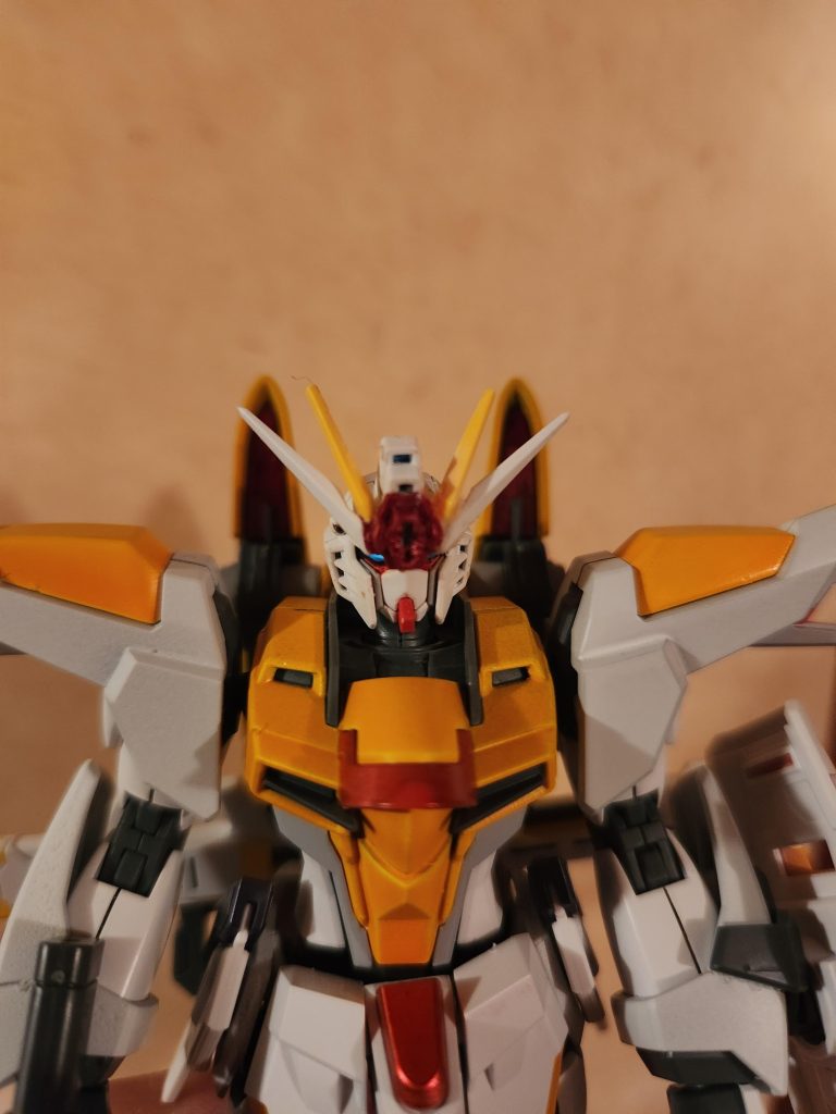 あたま。 角を受ける部分をヤスリでゴリゴリし、公式改造パーツのハイメガキャノンA(極小)に変更。また、角がくっつかなくなったんで無理矢理瞬着で固定してます。 プロトディスラプター、というイメージで。常に開口してるのは試作品でサイズがデカイため。 コンパス総裁の承認が降りない場合は通常兵装として超高インパルス砲としても運用出来る…筈だったのだが、何を間違ったのかハイメガ粒子砲になってしまい、後のズゴックに技術が流用される事になる…とか妄言吐いてみる。