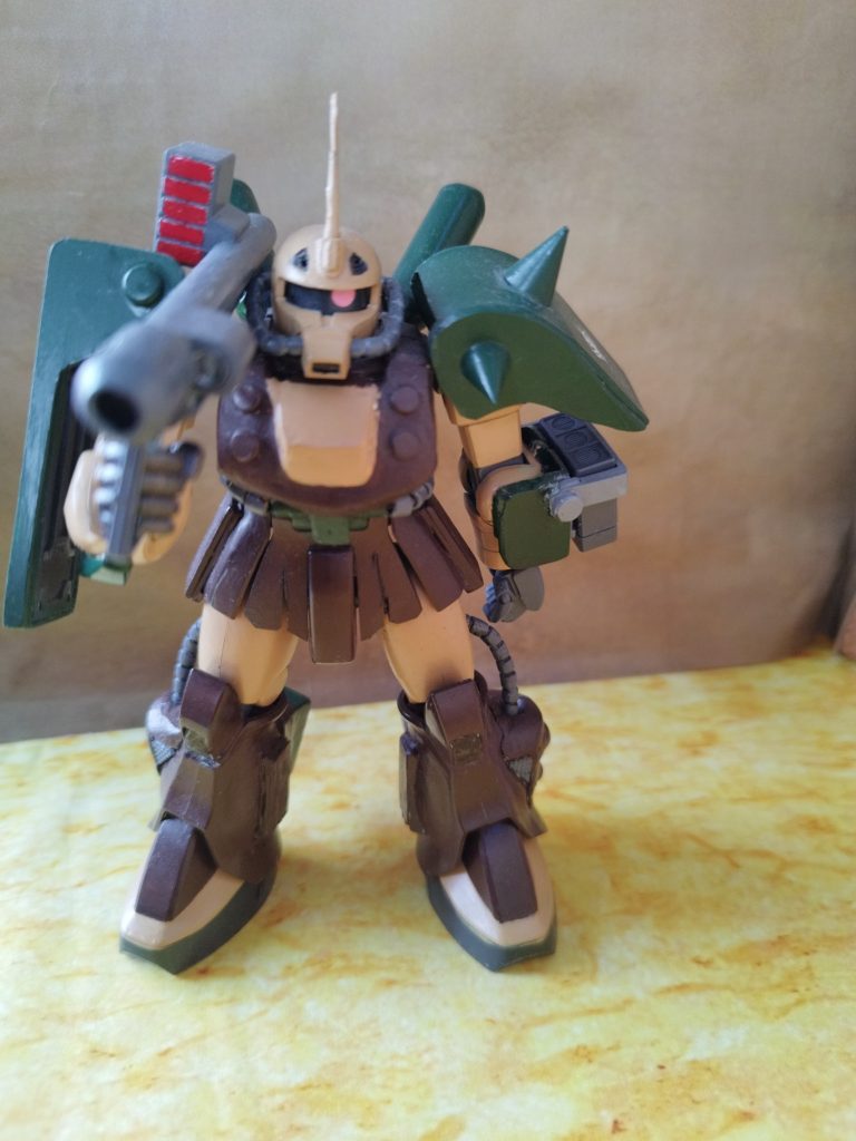左肩のアーマーは中にポリキャップもあるので可動可能です。取り外しもできます。スパイクは、コトブキヤさんのスパイクを使いました。