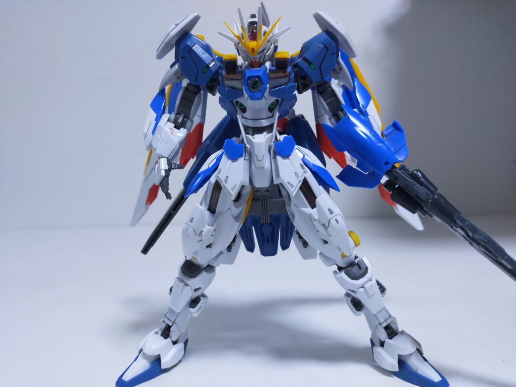 また正面から見た時、腰部全面にOOの胸部パーツを追加しました!太ももにはWの膝パーツを、脛は全体的な丸みを中和するよう角張らせました!