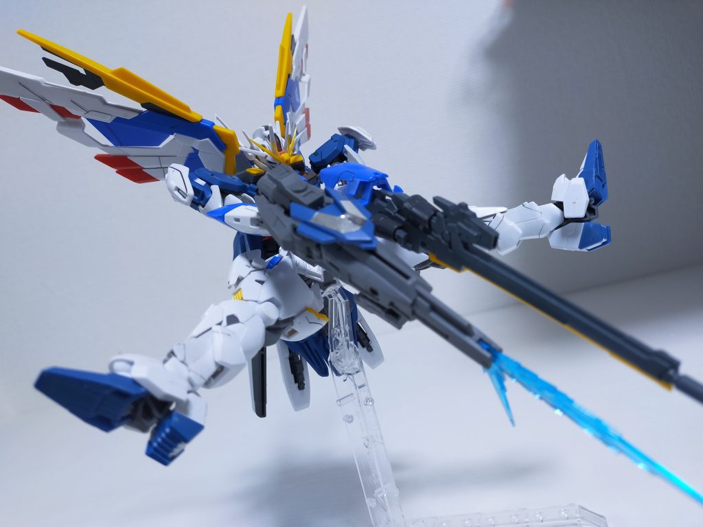 安定したこの構え。私でも知ってるカッコ良さ片方は前回から引き続きエアリアル改修型のビームライフルを採用してます!銃口にはバンシィのエフェクトをぶっ刺してみたり