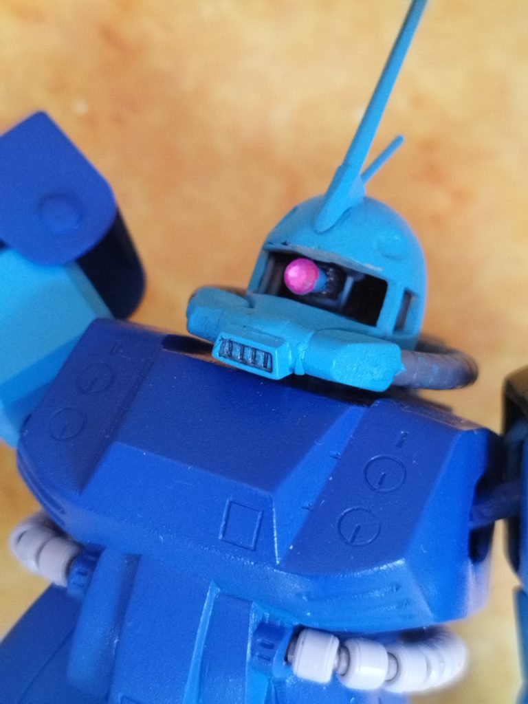 モノアイは独自方式で稼働は出来ますが、そのためモノアイガードが無いようにしています。この辺りは好みの問題かと思いますが。武器は劇中で使っていたヒートホーク両刃、とゲルググビームライフルにしました。