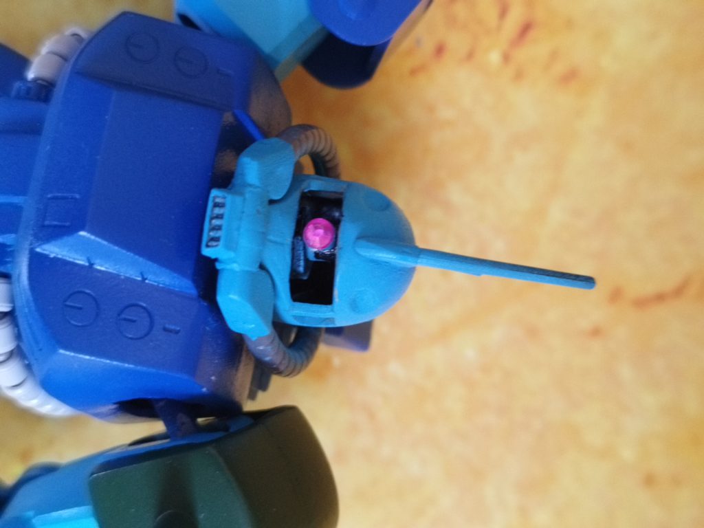 頭は横にデカかったので、真ん中から幅詰めしてます。