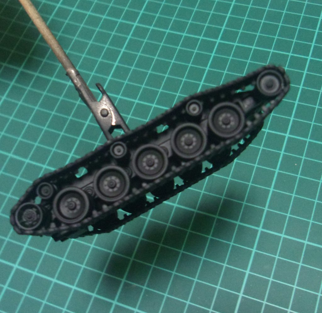 足周り。転輪パーツが40個もあって処理するの大変だったのに、完成するとほぼ見えなくなってしまう…。