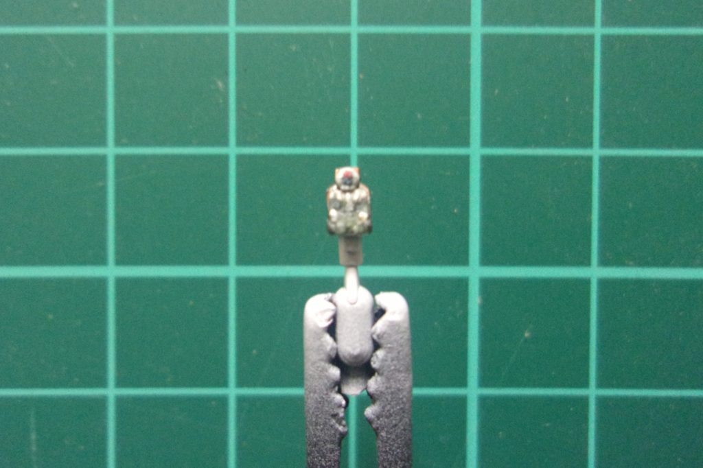 マゼラトップのパイロットフィギュアもちゃんと塗装しています。