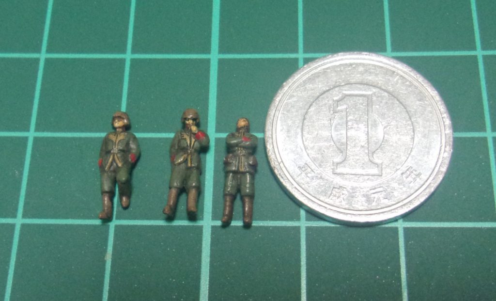 つや消し前のジオン兵3人。もう裸眼では細かい塗装がきつくなってきたので老眼鏡を買おうかと思ってます…。