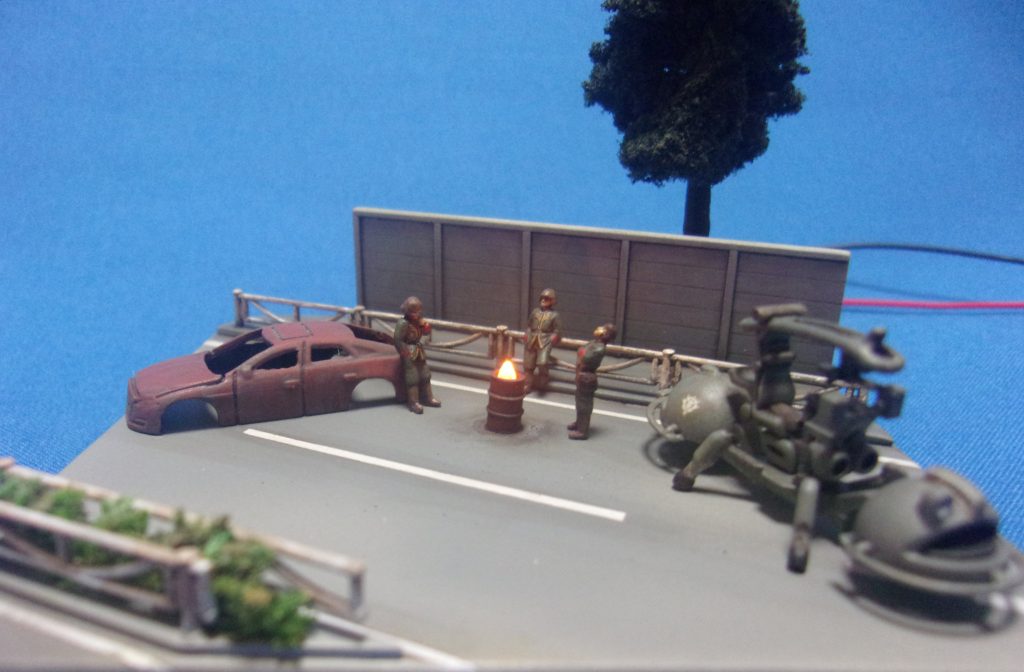 明るくするとこんな感じです。ドラム缶は山田化学の「ジオラマ人間 軍人ver」に入っていたものを筒状に加工して2mmのLEDを仕込みました。