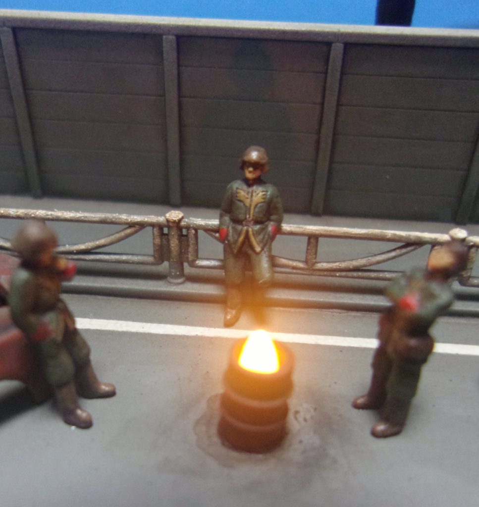 兵士その1。ガードフェンスに寄りかかって歩道に片足を乗せています。