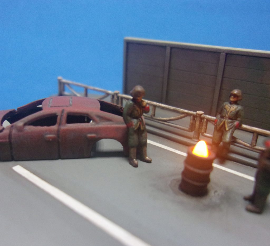 兵士その3。焼けて朽ちた車に寄りかかってタバコを吸っています。