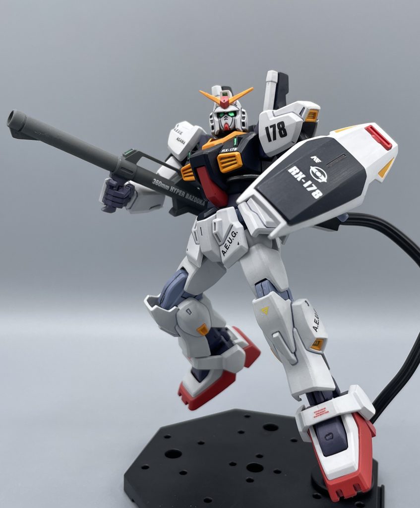 ハイパーバズーカ これまたガンダムと言えばの装備ですが、これを作った当時は広域のグレーの上に白をムラなく発色させる自信がなくて、グレー1色で塗装しました。 厳密な劇中再現ではありませんが、これはこれでアリかなと思っています(^-^; 笑