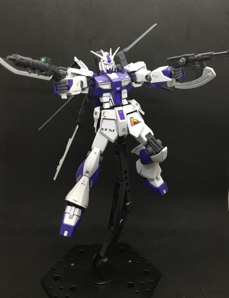 もちろん手持ち武器として使用可能。ハンドパーツはキットのものに加えビルダーズパーツHD「MSハンド03」も使用。大型機体には似合いますね。