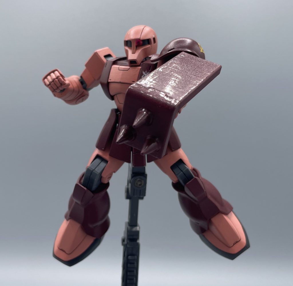 スパイク・シールド！！　これも旧ザクならではの武装と言えますね。ザクⅡになると、スパイクは肩アーマーに装備されることになります。攻防一体の武装ですね。