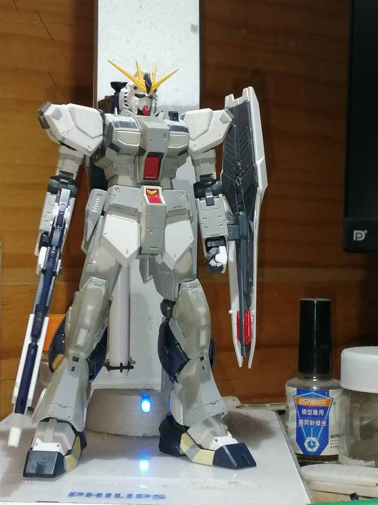 上色前，如你所见外甲几乎都是自制和改造，就不一个一个讲了另外了缩短了盾牌连接件，使挂载盾牌的时候能更贴近身体