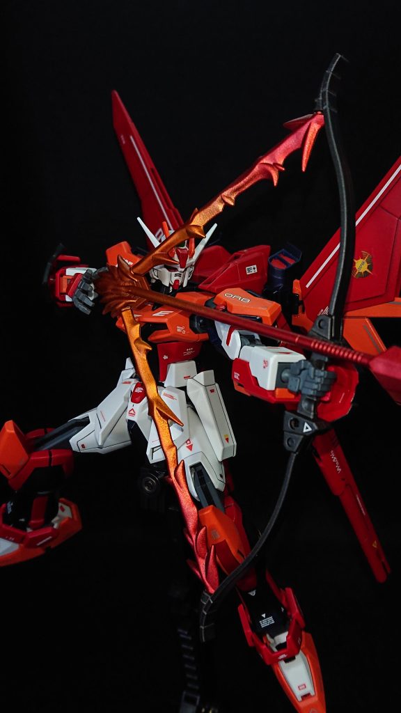 No.28：アーチャーストライクhttps://gumpla.jp/hg/1478204「ストライクに弓を持たせたい」ただそれだけの想いで作ったストライクになりますMSの武装に弓なんて非効率的で現実的じゃないかもしれませんが、ロマンと格好良さを求めてしまう性なのですｗ使用している武装はプラアクトの和弓を使っており、炎のイメージを持たせたかったのでメタリックオレンジとピュアーメタリックレッドでグラデーション塗装に挑戦してみました！缶スプレーで塗装しているためかなり大雑把なグラデーションになってしまいましたが、エフェクトパーツの部分ですしワイルド感が出たと思えばいいかなって考えていますｗ今回紹介する4機の中では1番ロマンに振り切った機体になったと思います