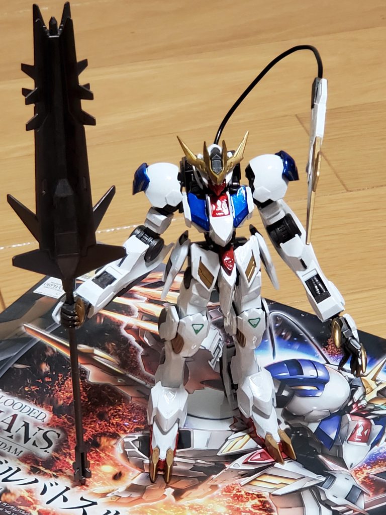 鉄オルのガンダムタイプはデザイン上仕方がないとは言え、腰の部分がクネクネしやすくて個人的にあまり好ましくなくて以降鉄オルのキットは1つも購入していないです、、、スタイルは格好いいんですが。ということでとまるんじゃねえぞ！ねぇオルガ、次は何を崩せばいい？