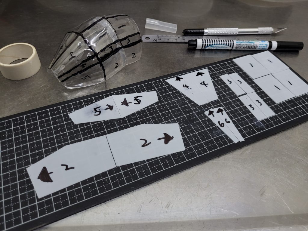 ジェットスラスターはペットボトルをベースとして使い、好みの形にカットした後、ペットボトルにブロックを描き、それに対応するブロックをプラ板でカットします。