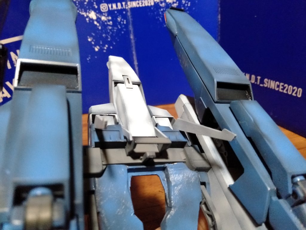 元々のキットでは、ただの蓋ノズルでしたが開放して設定画と同じ形にしてます。合体時のバックパックカバーの部分も薄すぎるので、同じ様に設定画によせた改造しました。