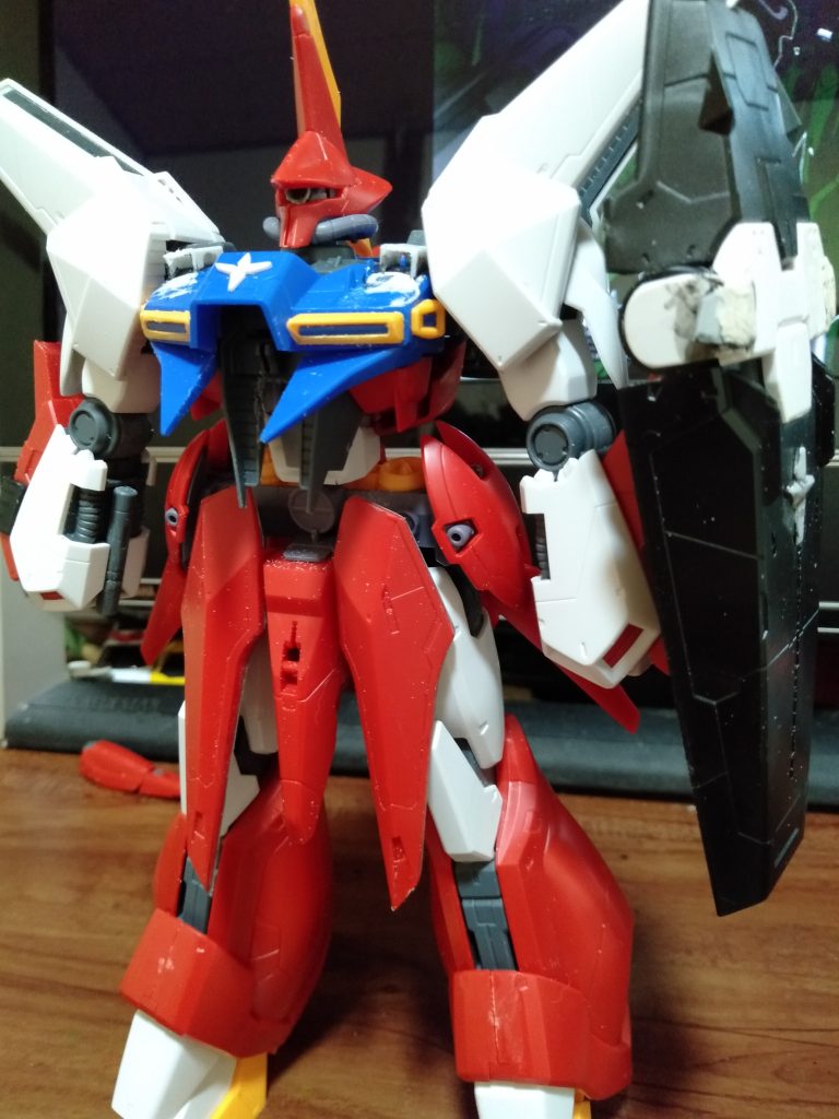 まぁ全体的にミキシングのバウなので、どこか”チャイナ”のパチガンダム臭がしますね？（笑）改造点は、胸部バルカンを増設されてるので製作しパテ等が乾いたのちにバルカンを付けます。ココは以外にプロでもスルーされてるのか？理解されて無いのか？なのですが、排気ダクトは少し斜め、下部が胸部に近くなってるのでそこも改造しました。シールドもメガ粒子砲にはカバーが付いてるので、カバー(リントヴルムのカバー)を改造して付け、シールドと胸部の紋章？胸部のパーツは