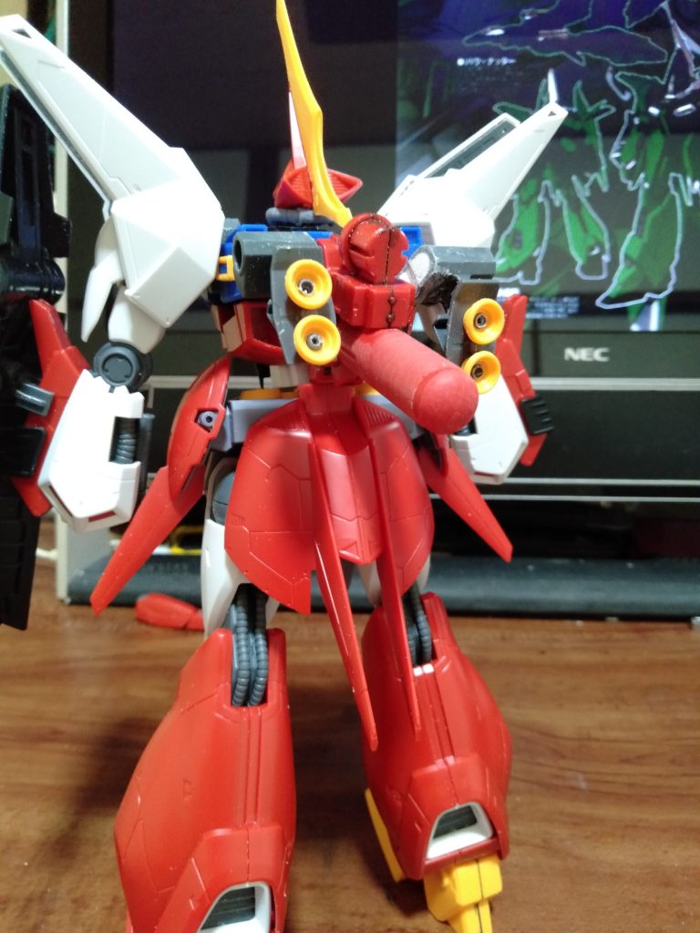 バーニア基部の肉抜きもちゃんと埋めてます、ＳＳＰパテにて。そしてバーニアの中心もピンバイスで穴を開けてます。あと”MGギラ・ドーガ”から、指揮官用のビームマシンガンを使い装備させます。以上がほぼ改造した個所になります、あとは全体にヤスリをかけながら凹みや表面にピン押し跡が無いかをチェックして整形をして完了します。その後は塗装へ移行です。