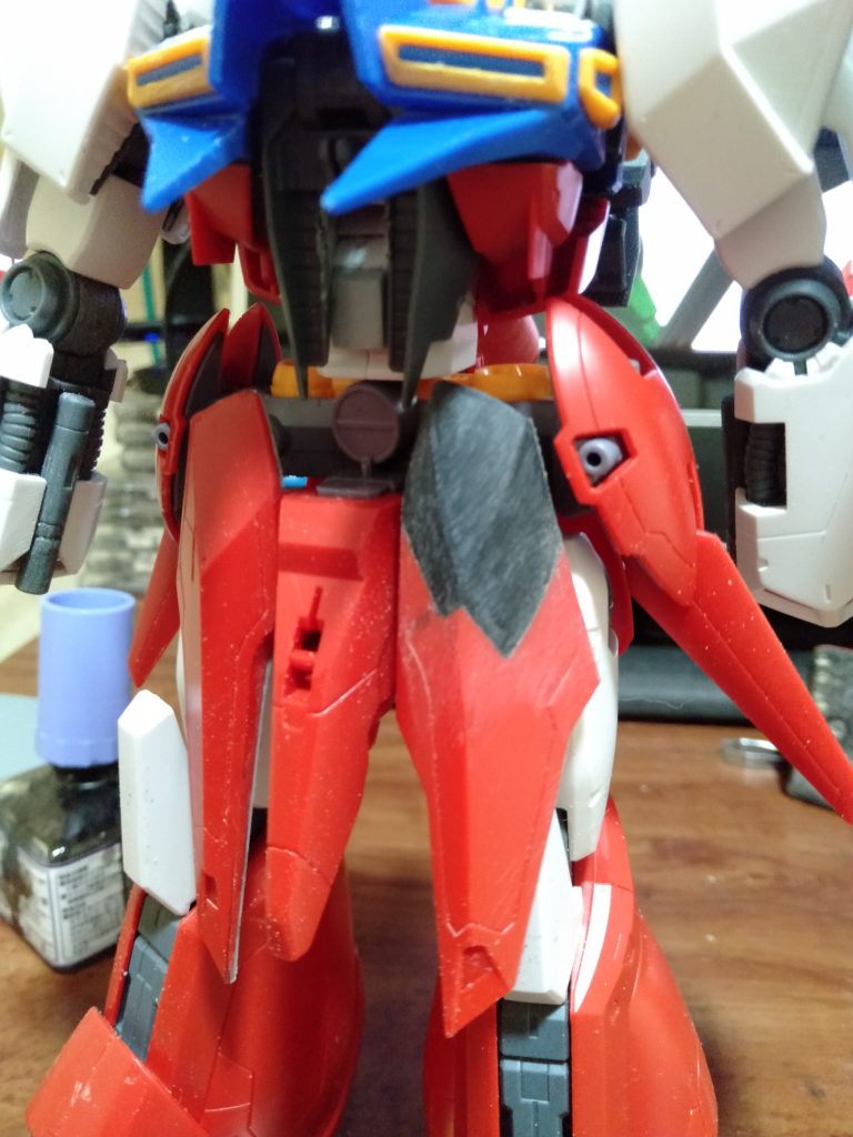 エングレービングパーツを削って平面へと整形して接着、のちにMrホワイトパテで隙間を埋めます。その後スカート裏もプラバンで蓋をして、今度こそ改造系は終わりのようです。💦