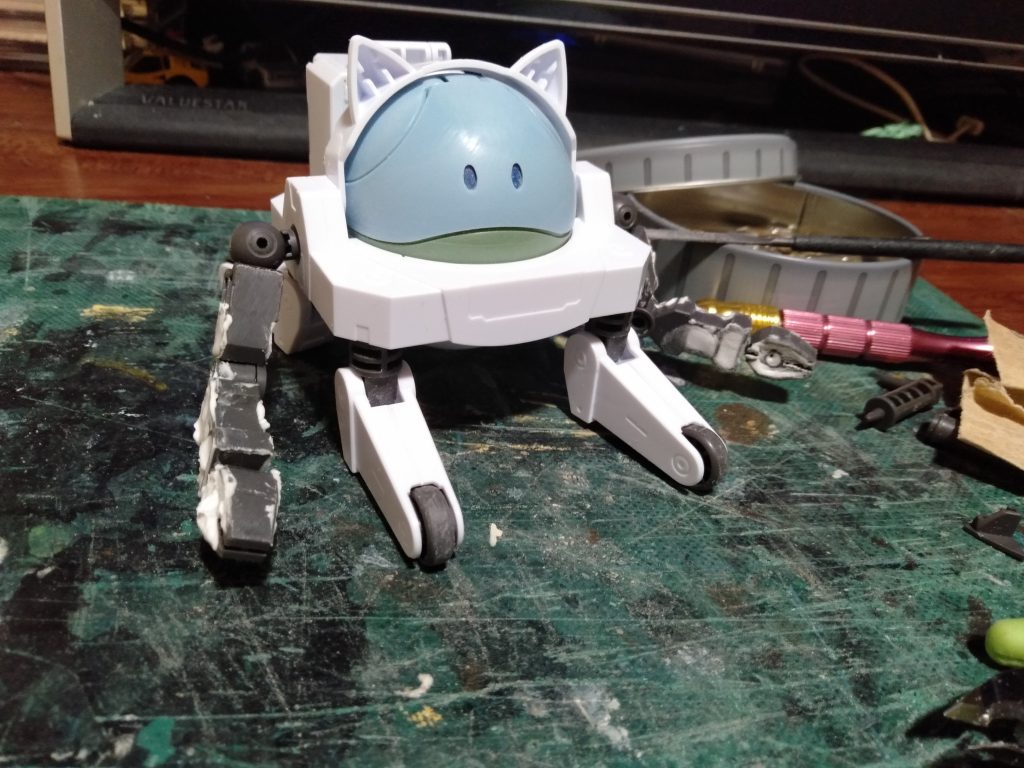 とりあえず、基本の仮組と穴埋めが完了した時点です。予定ではバーニア・・・緊急時用、牽引マグネットワイヤー・・・作業時の遠心力に対する安全帯。という簡単な改造をします。改造と塗装を含めて、全工程時間は1時間くらいで仕上げてるのでかなり荒いです(笑)F90‐0号機の塗装乾燥の合間に創りましたのでね?