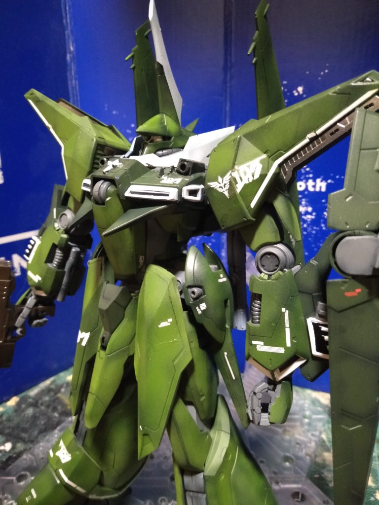 デカールは”リバウ”から、使えそうな個所を選んで貼りました。