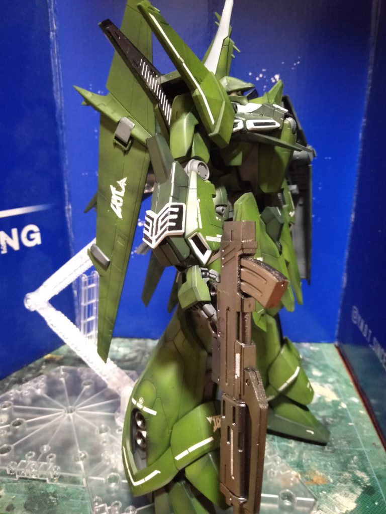 ギラ・ドーガ士官用ビームマシンガンは、設定では機体色だったりグレーやブルーグレイなどもあり、ややこしいんで好みでガンメタにしてます（笑）