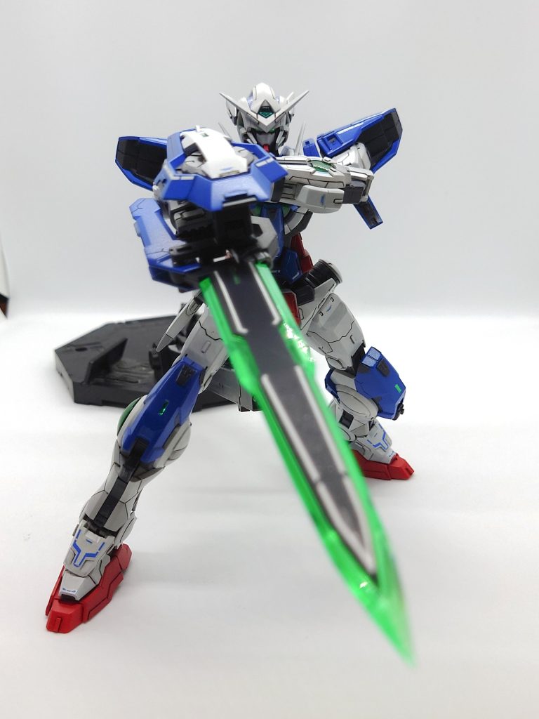 GNドライブをフル稼働させ、オーバーブーストモードに移行するエクシアリペアⅡ!リペアⅡといえば、この突貫待機状態の構えが印象的ですよね😁ジリジリと迫る感じや、リボーンズとの一騎打ちの緊張感が蘇る…!しかし、いざポーズをつけるとなると意外と難しくて、なかなかカッコよく立たせられない…orz