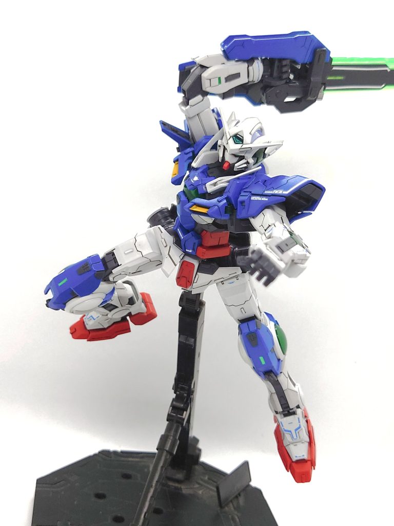 GNソード改で通常攻撃!劇中ではOガンダム以外あまり戦闘してるシーンはなかったですが、スパロボとかではありそうな攻撃wバトルアライアンスでは使い勝手が良くてずっと使ってたなぁ(爆)所々、GNドライブから粒子が供給されてそうな部分を作ってみました。膝とか腕の内側、見にくいですが肩の隙間などにラピーテープをはってあります✨