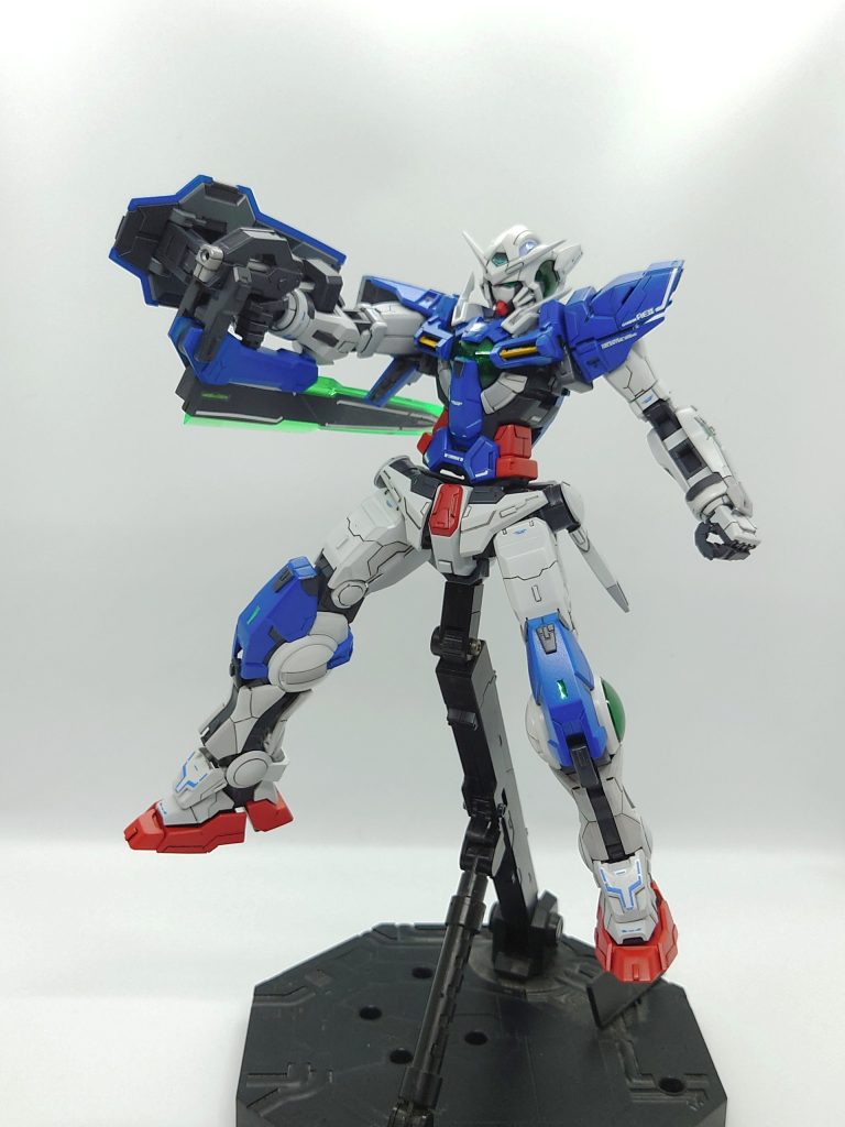 ビームライフルで牽制攻撃!形的にはほぼビームガンですけど、たぶんシールドみたいなやつ(ジェネレーター?)からエネルギーが供給されて、威力が底上げされてる!…はず!